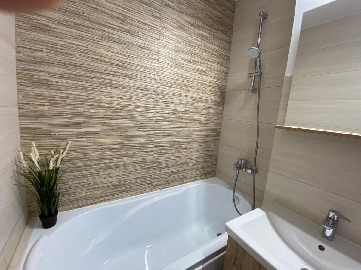 Grove Apartment Buzău Esterno foto